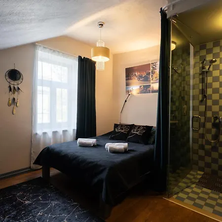 ホテル トゥー ホイールス *