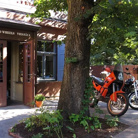 ホテル トゥー ホイールス